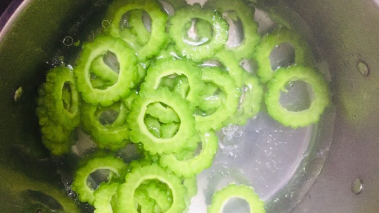 紫薯酿苦瓜,水开,下苦瓜,焯水1分钟