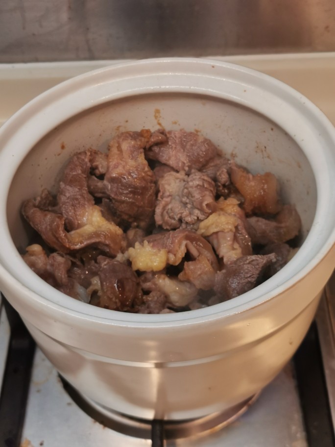 原汁原味炆牛腩,入牛腩翻炒,加<a style='color:red;display:inline-block;' href='/shicai/ 718'>料酒</a>炒香,动作要快,注意酱会糊底。