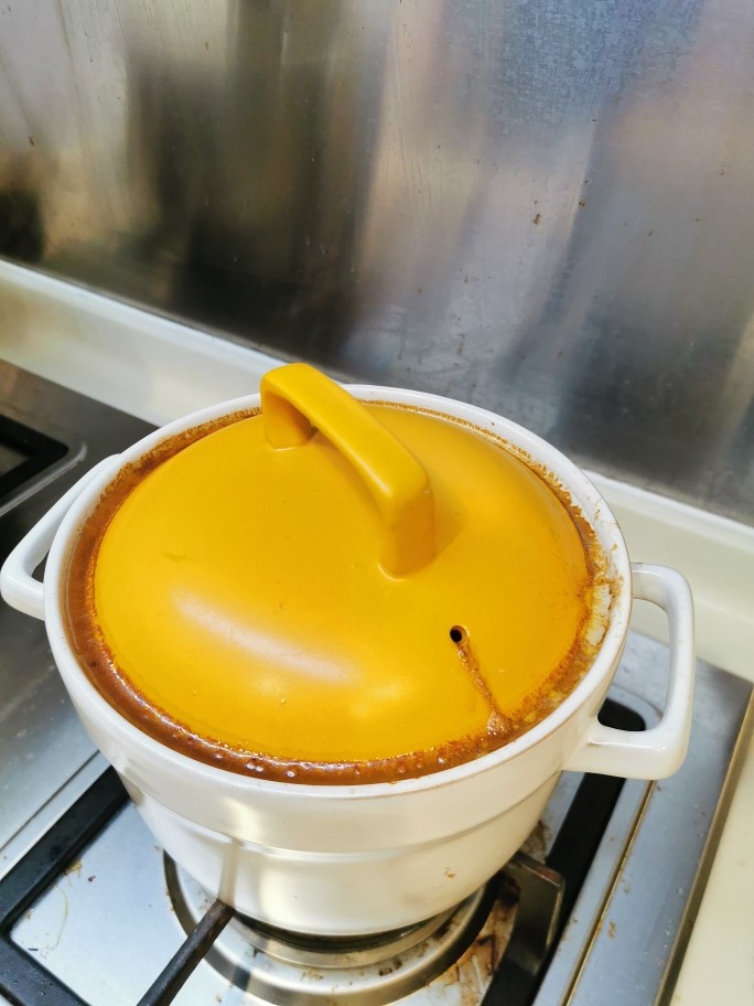 原汁原味炆牛腩,用沙锅小火炆1.5小时(改用压力锅20分钟就可以)。