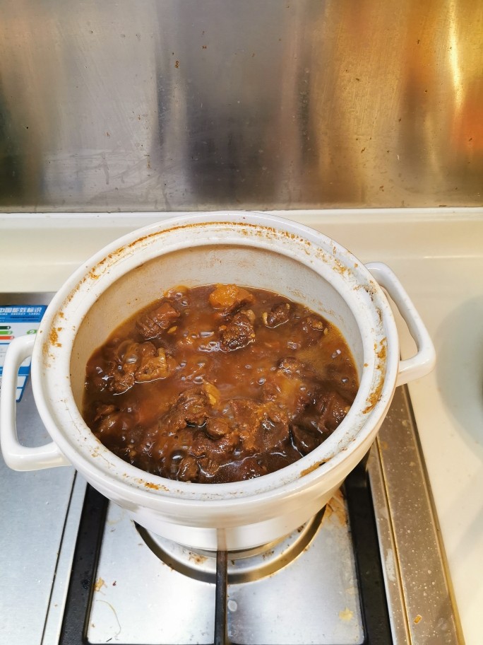 原汁原味炆牛腩,中途注意水量,有没有贴底。