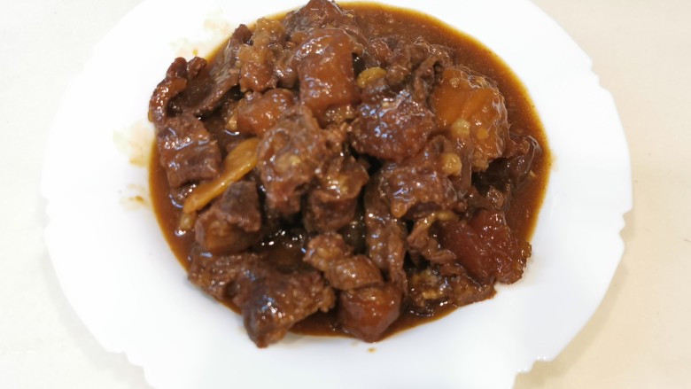 原汁原味炆牛腩,炆好的牛筋腩牛味浓郁,保持其原汁原味!注意我是不用加盐的,酱的咸味已经够了,试试味道,调到自己满意就好了,用生粉打欠上盘享用。