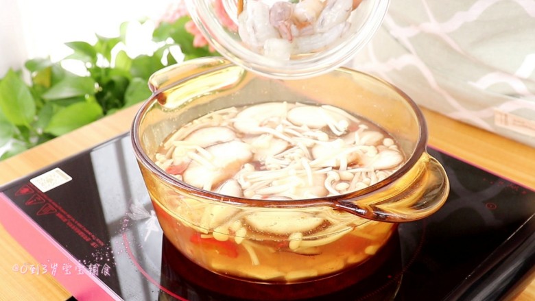 海鲜豆腐羹,加鱿鱼丁、香菇片、金针菇段,腌制好的虾仁