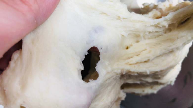 手撕面包,使用厨师机或者面包机,将除黄油以外的材料放到机器里,先低速搅匀混合材料,然后再中高速搅打出面团的弹性,面团形成较为粗糙厚膜