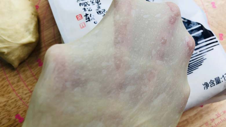 手撕面包,加入黄油,低速混合以后转高速搅打出面团的延展性,看看这个手套膜。