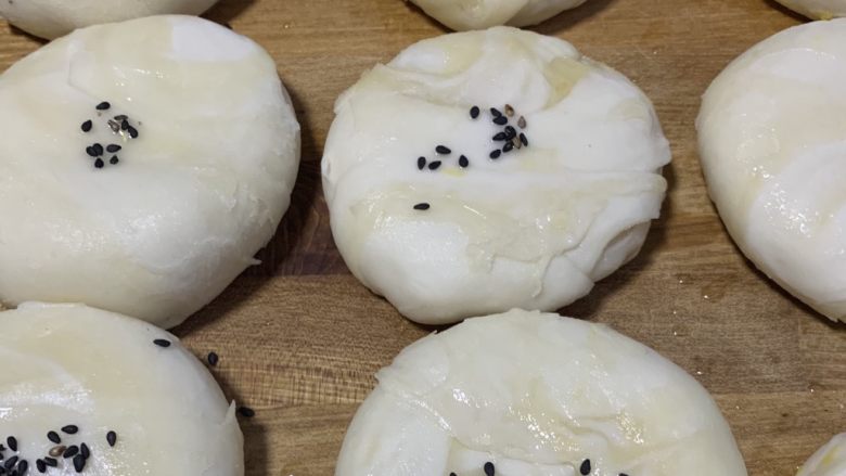 南瓜酥饼,刷水