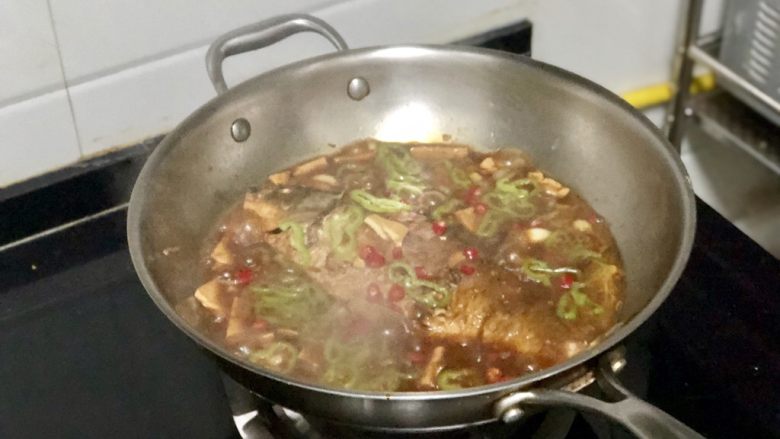 家常鲤鱼炖豆腐➕ 藕花风细鲤鱼肥,收汁的差不多了,加入青椒圈,再煮一两分钟即可出锅