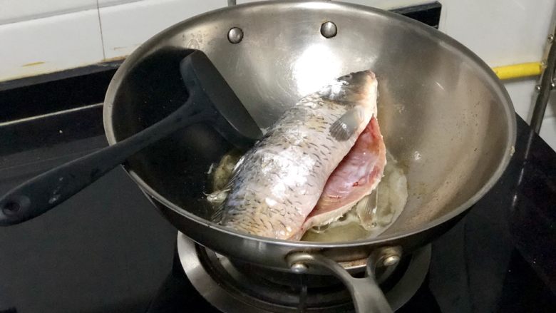 家常鲤鱼炖豆腐➕ 藕花风细鲤鱼肥,热锅后,倒入适量食用油,油热,放入鲤鱼