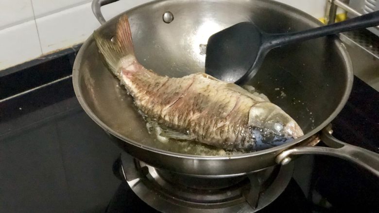 家常鲤鱼炖豆腐➕ 藕花风细鲤鱼肥,中火煎到,可以晃动鲤鱼,翻面,煎到两面焦黄