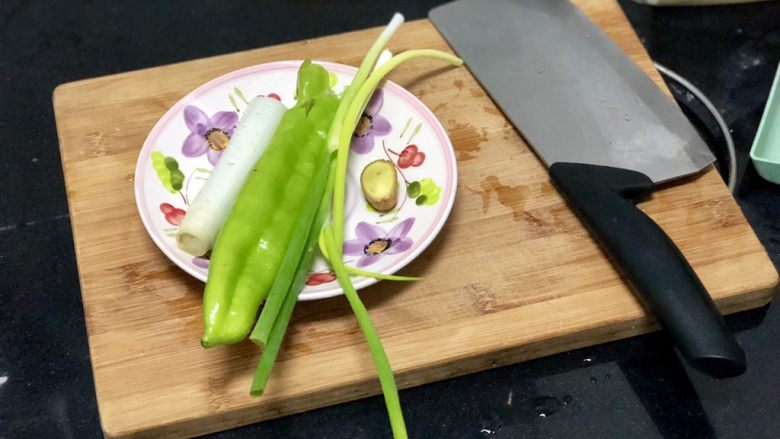 家常鲤鱼炖豆腐➕ 藕花风细鲤鱼肥,葱白,小葱洗净,青椒去蒂去籽洗净