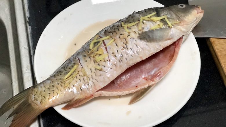 家常鲤鱼炖豆腐➕ 藕花风细鲤鱼肥,鲤鱼去掉腥线,清洗干净,表面划花刀,抹盐,淋少许<a style='color:red;display:inline-block;' href='/shicai/ 718'><a style='color:red;display:inline-block;' href='/shicai/ 718'>料酒</a></a>,撒上姜丝,腌制二十分钟
