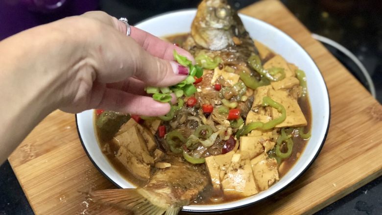 家常鲤鱼炖豆腐➕ 藕花风细鲤鱼肥,装盘后撒少许葱末,开吃