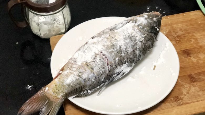 家常鲤鱼炖豆腐➕ 藕花风细鲤鱼肥,准备煎鲤鱼。鲤鱼拣去姜丝，表面拍生粉