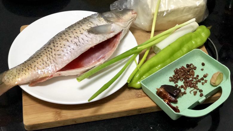 家常鲤鱼炖豆腐➕ 藕花风细鲤鱼肥,食材：新鲜鲤鱼一条，阿姨已经帮忙杀好了，<a style='color:red;display:inline-block;' href='/shicai/ 465'>豆腐</a>一块（嫩<a style='color:red;display:inline-block;' href='/shicai/ 465'>豆腐</a>老<a style='color:red;display:inline-block;' href='/shicai/ 465'>豆腐</a>都可以），大葱葱白一段，<a style='color:red;display:inline-block;' href='/shicai/ 157'>小葱</a>两根，<a style='color:red;display:inline-block;' href='/shicai/ 61'>青椒</a>一个，姜一小块，<a style='color:red;display:inline-block;' href='/shicai/ 700'>花椒</a>少许，<a style='color:red;display:inline-block;' href='/shicai/ 86474'>干辣椒</a>三颗