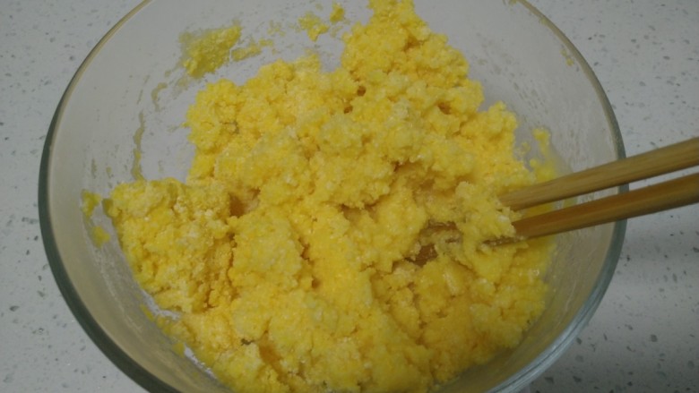 玉米面豆沙包,加入开水,搅拌均匀