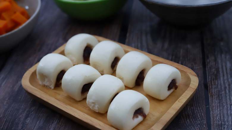 豆沙小馒头,我们做的馒头比较迷你,所以蒸制的时间也比较短,这个方法也可以做成大馒头,蒸的时间相对要延长一些,一般30克大小的生馒头胚大约需要蒸10分钟。