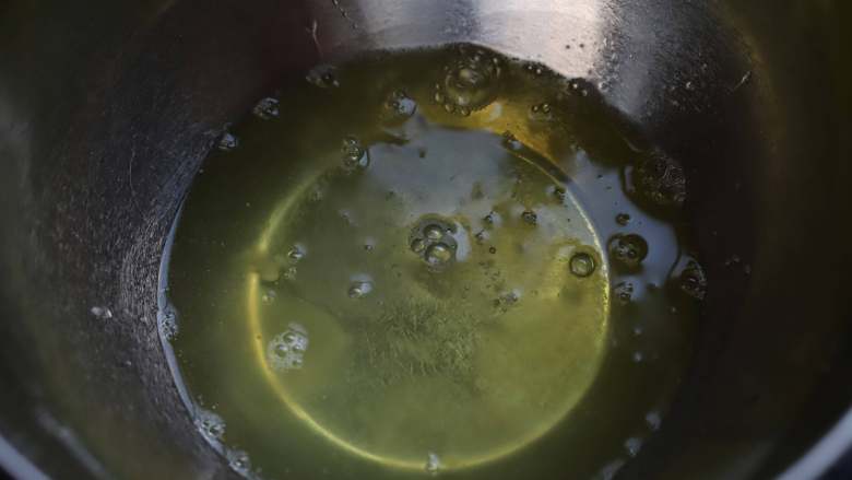 蜜豆蛋糕卷,蛋清加入到一个干净的容器中,容器要无水无油,并且一点蛋黄也不能混进来,这三个条件一定要注意,不然蛋清会打发不成功,蛋糕卷也就做不成功。