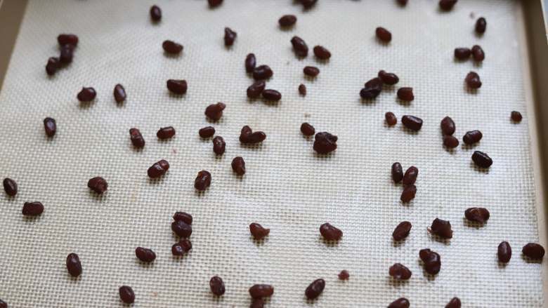 蜜豆蛋糕卷,准备一个28×28厘米的方形烤盘,通常选三能的,在底部铺上油纸或者硅胶垫,撒上一层<a style='color:red;display:inline-block;' href='/shicai/ 8019'>蜜红豆</a>。