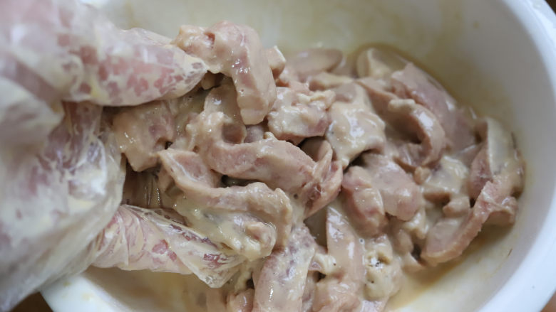 空气炸小酥肉,戴上一次性手套,抓匀。