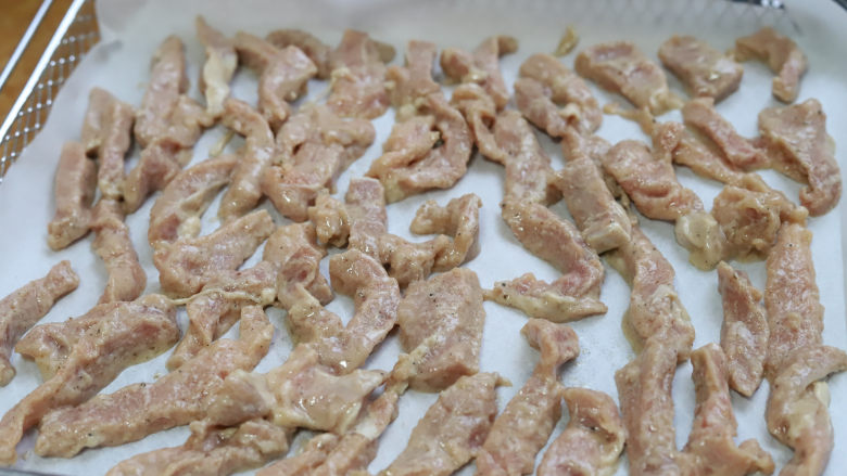 空气炸小酥肉,提前把烤箱预热至200度,铺一层耐高温油纸。