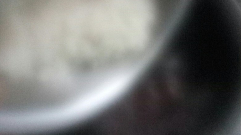 健脾养胃粥,水开后,加入珍珠米大火煮。