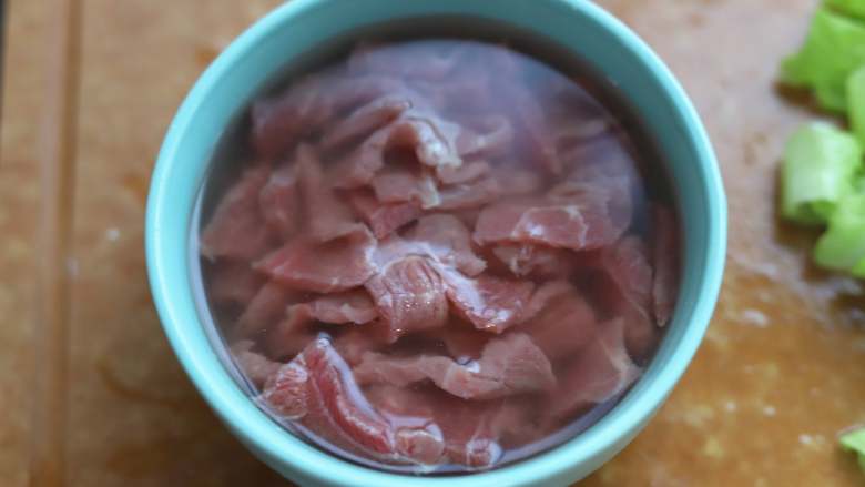藜麦牛肉粥,牛肉的腥味我们也要处理下,但是煮粥应当尽量少调味料,做到原汁原味,所以我们给牛肉去腥的时候可以不用料酒酱油,而是用清水反复抓洗,这样不但能去除牛肉中的血水,让粥的颜色更干净,还能有效去除牛肉的肉腥味。