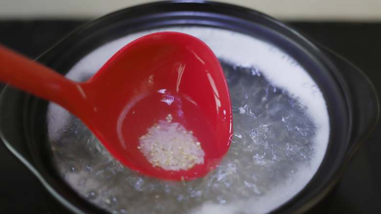 藜麦牛肉粥,水与米的比例大约为10比一,水量可以多一些,尽量不要少,煮粥的时候最忌讳中途加水,那样煮出来的粥不粘稠,也没有丝滑的口感,如果水放多了,大不了最后开大火再多熬几分钟,如果水放少就煮成米饭了。