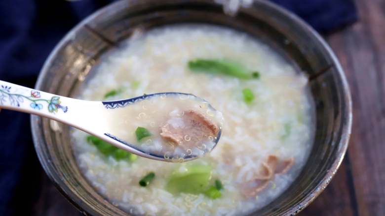 藜麦牛肉粥,临出锅的时候加入生菜段和少许食用盐就可以,其它调味料不需要,这样粥里全是牛肉的香浓和藜麦的清爽,还带着一丝姜汁的香味。