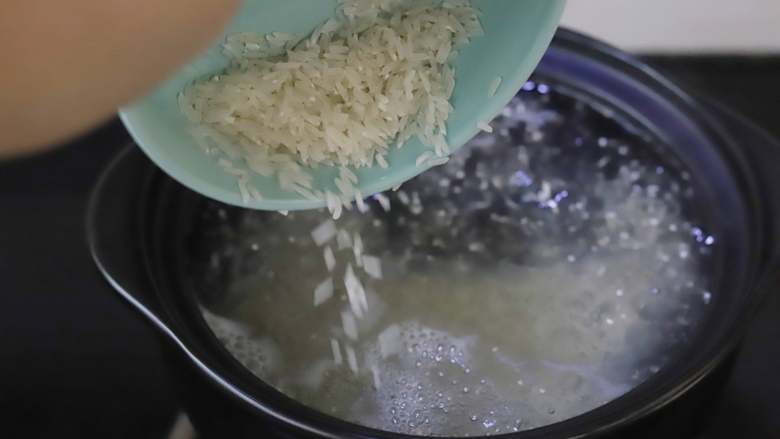 藜麦牛肉粥,砂锅中一次性加入足量的清水,大火烧开,水开后加入淘洗干净的大米和白藜麦,用汤勺轻轻推动防止大米沉淀粘锅,然后开最小火,慢慢熬即可。