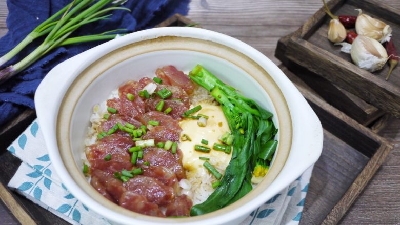 腊味煲仔饭,煲仔饭煮好之后把菜心放进锅里，淋上复制的酱油就可以吃了。