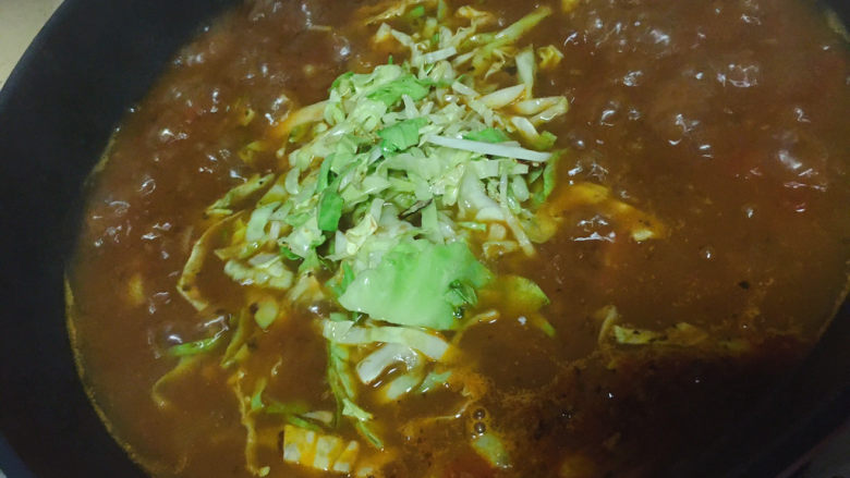 大块牛肉罗宋汤,加入汤里,再炖30-40分钟,土豆软烂就可以了,如果是早餐吃,土豆切大块一些,和圆白菜一起直接加入电炖锅里炖4个小时,早上起来可以直接吃了,这样土豆和圆白菜会跟软烂一些,也非常好吃。