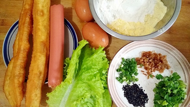 杂粮煎饼,准备食材。小麦粉,绿豆粉,黄豆粉,玉米粉混合成杂粮粉;榨菜,<a style='color:red;display:inline-block;' href='/shicai/ 131'>香菜</a>,小葱,洗净切末备用。