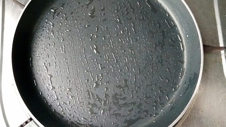 杂粮煎饼,平底锅刷一层薄油,预热一下。