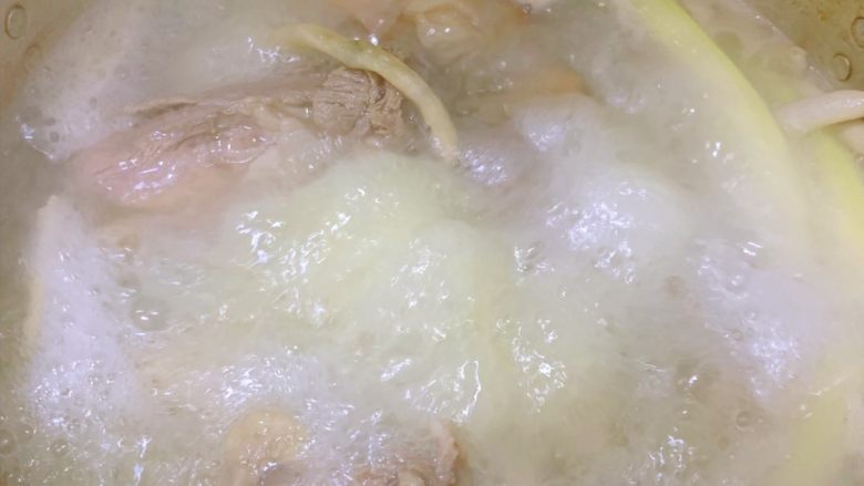 羊肉汤,保持大火煮肉,这样可以让汤汁变白