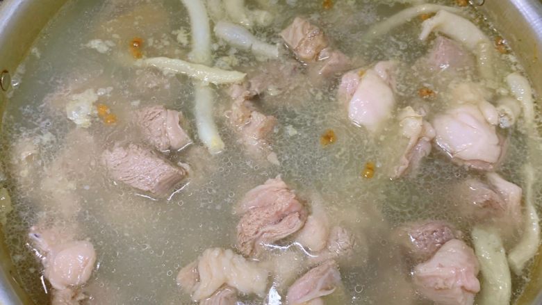羊肉汤,羊肉焯水后捞出洗净,另起汤锅烧开水后倒入羊肉,几片姜片和葱段