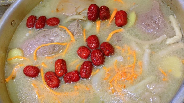 羊肉汤,放几颗干花椒、红枣、虫草花等(药膳也可以),开始调味,根据量加盐,汤头微咸即可,少许鸡精、少许<a style='color:red;display:inline-block;' href='/shicai/ 720'>胡椒粉</a>,小火慢煮
