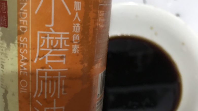 肥牛丼,倒入2滴芝麻油,然后搅拌均匀备用。