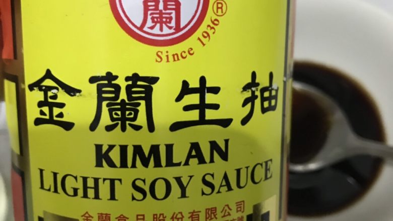 肥牛丼,开始调理酱汁:倒入6勺<a style='color:red;display:inline-block;' href='/shicai/ 788'>生抽</a>。