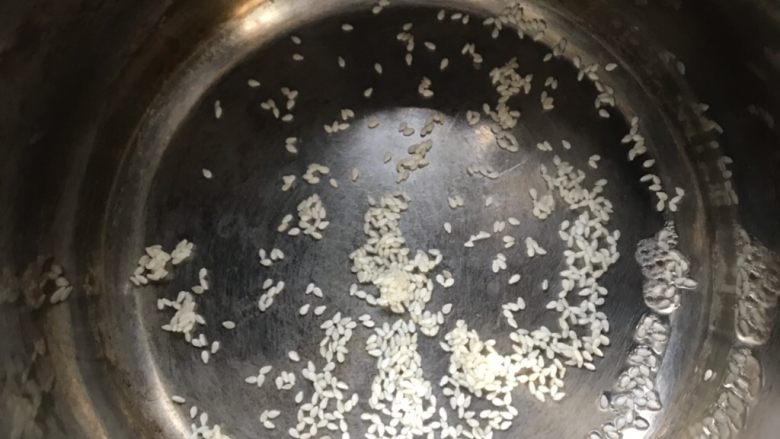 肥牛丼,倒入锅里炒干水分,注意火候不要烧糊了哦。
