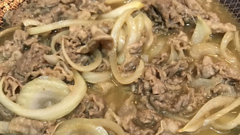 肥牛丼,加入适量的水和清酒进行焖煮3分钟(最后一定要有汤汁的哦)