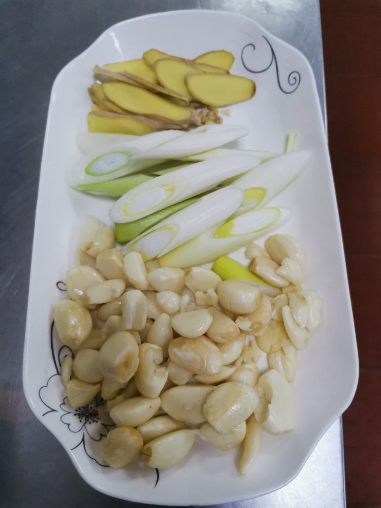 鱼头泡饼,准备   葱姜蒜