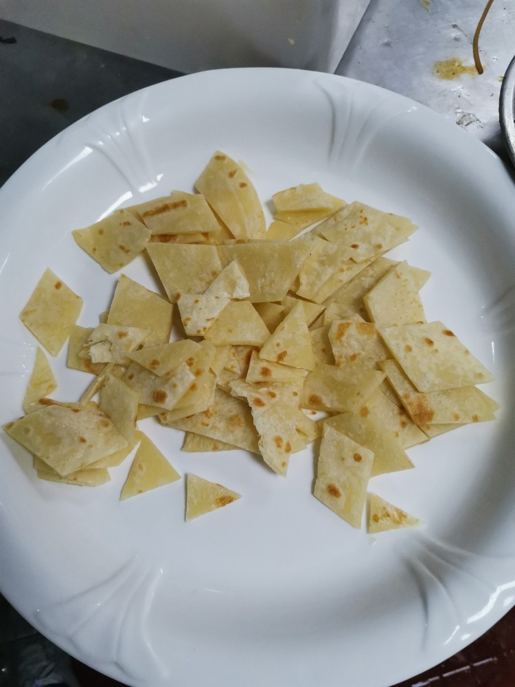 鱼头泡饼,饼切好备用