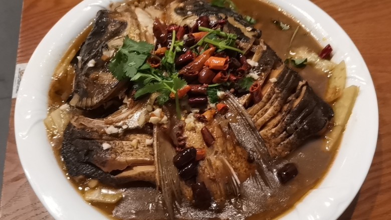 鱼头泡饼, 锅留底油，加葱椒，蒜，花椒，大料煸香，放入鱼头，嗯米醋料酒，加水，在家日，味精，鸡粉，胡椒粉，糖，大火烧开，关小火炖20分钟