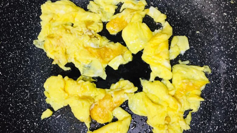 彩椒鸡蛋,待鸡蛋膨胀冒泡时关火迅速划散,利用余温炒熟
