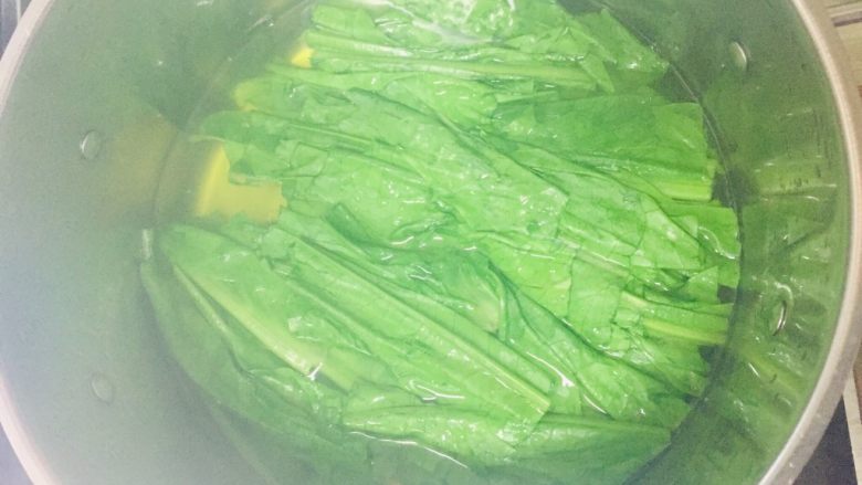凉拌莴笋叶,锅中加入适量清水,加入适量盐和少许食用油,水开倒入莴笋叶焯水30秒