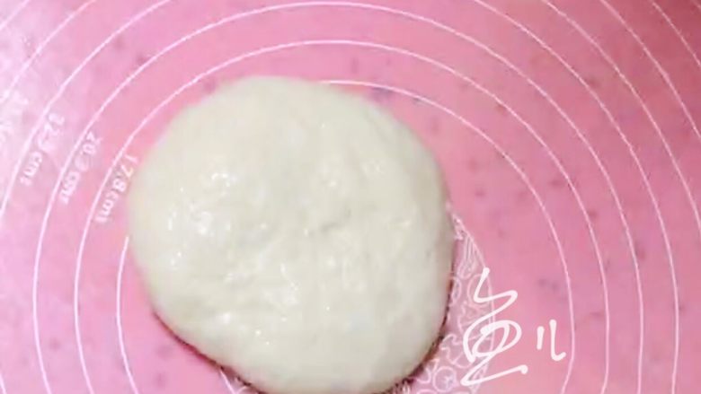 水果披萨,取出面团排气,揉匀