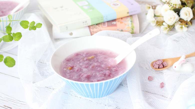 紫薯面鱼银耳羹,这碗香甜软糯的面鱼不仅可以作为主食添加,还可以作为甜品添加给宝宝哦!