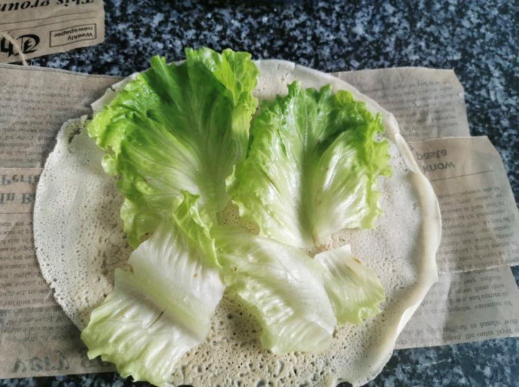 奥尔良鸡肉卷饼,取一个饼皮，铺好生菜