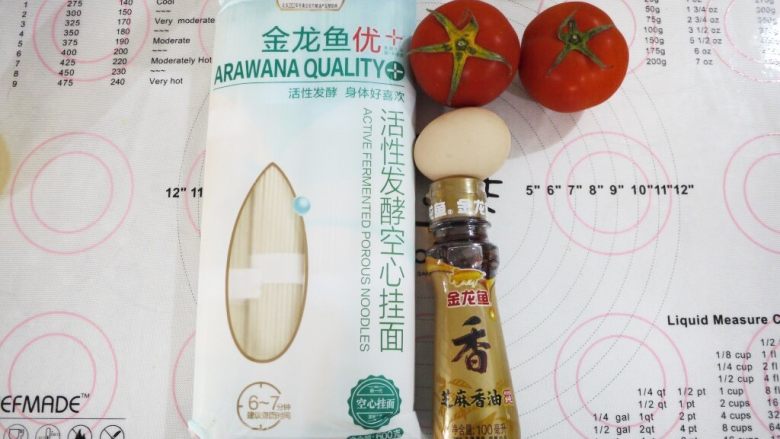 番茄鸡蛋空心挂面,准备好所需要的食材,挂面或者新鲜面条都可以。