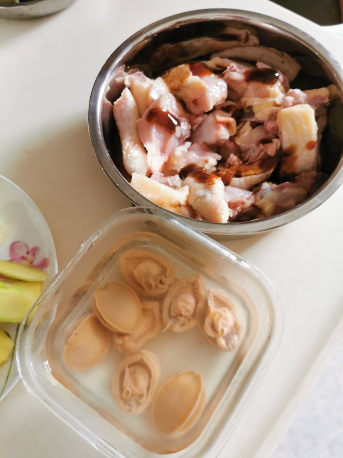 黄金小鲍鱼炆鸡(配靓汤套餐版),鸡切好,备好食材。