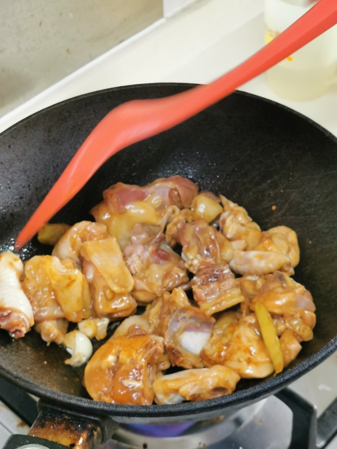 黄金小鲍鱼炆鸡(配靓汤套餐版),铺平均匀受热,一面煎2分钟,反面煎2分钟。